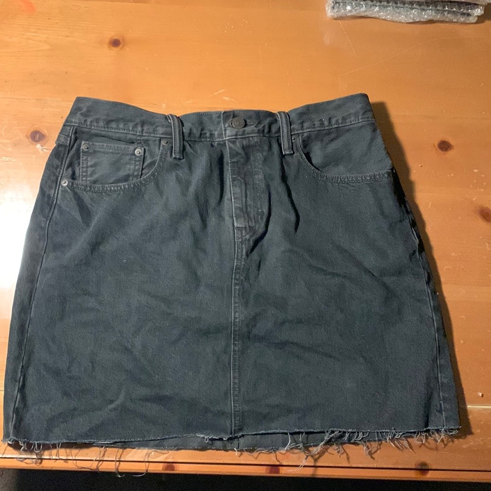 Black denim Levi’s skirt size 31
